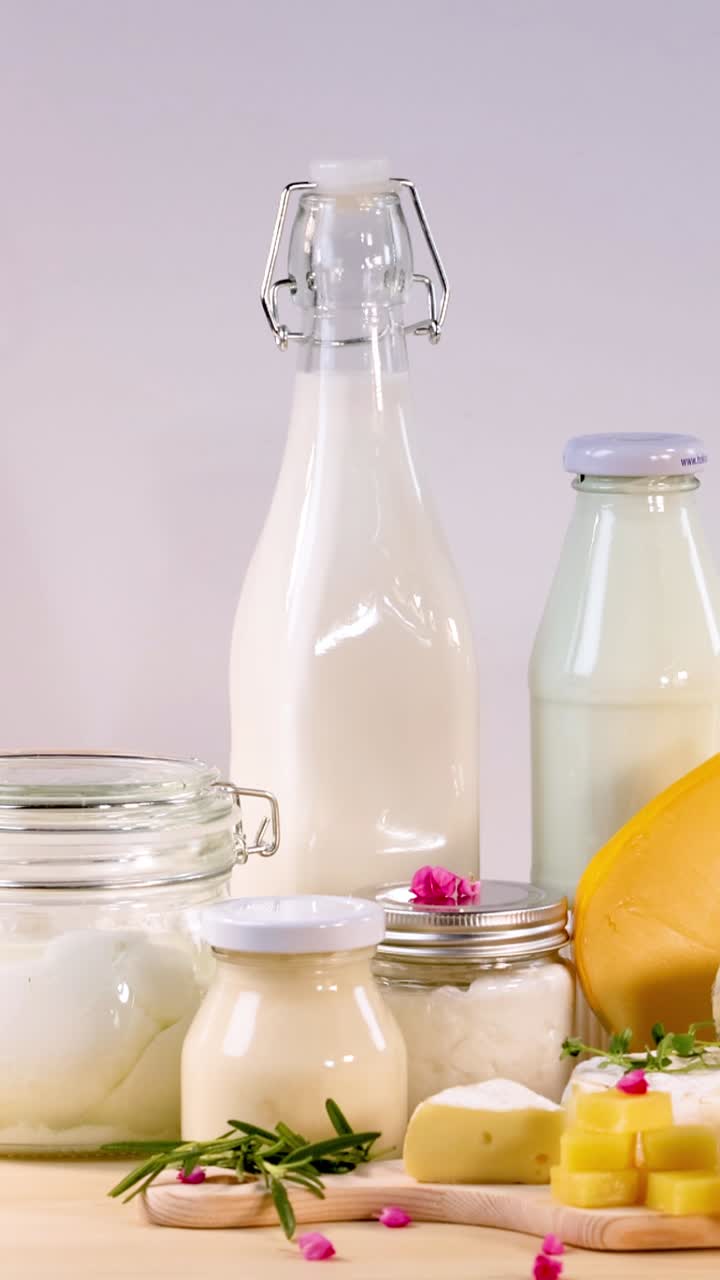 productos lácteos variados dispuestos cuidadosamente en la mesa