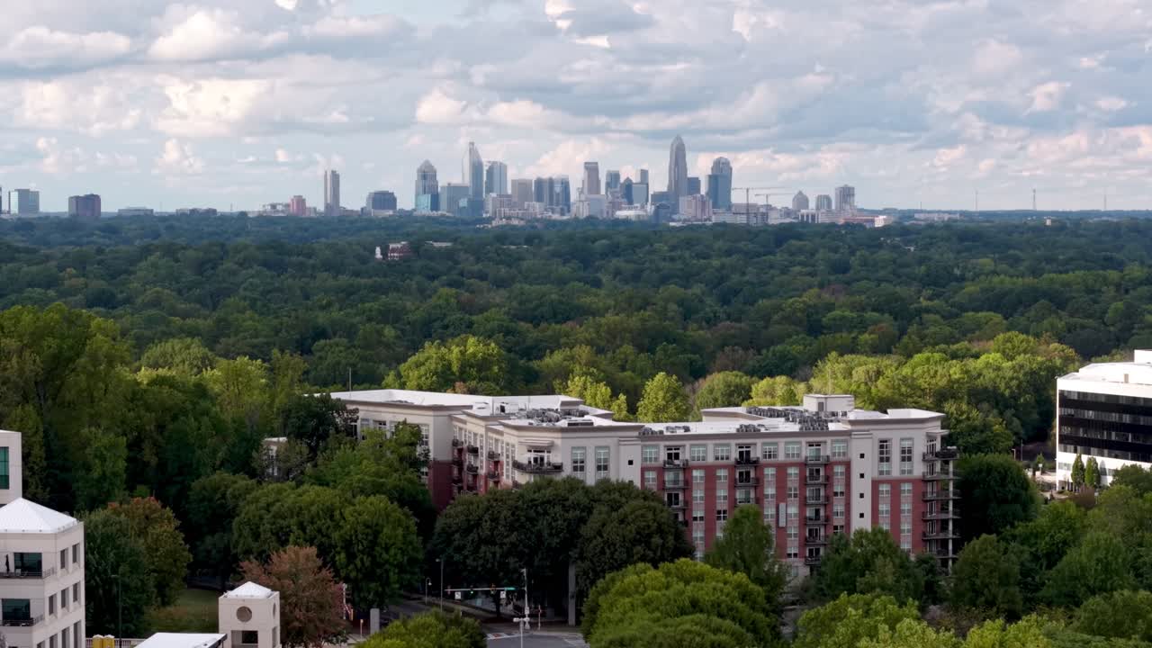 샬럿 노스캐롤라이나 스카이라인에서 샬럿 NC의 사우스파크 몰 지역으로 공중 푸시인