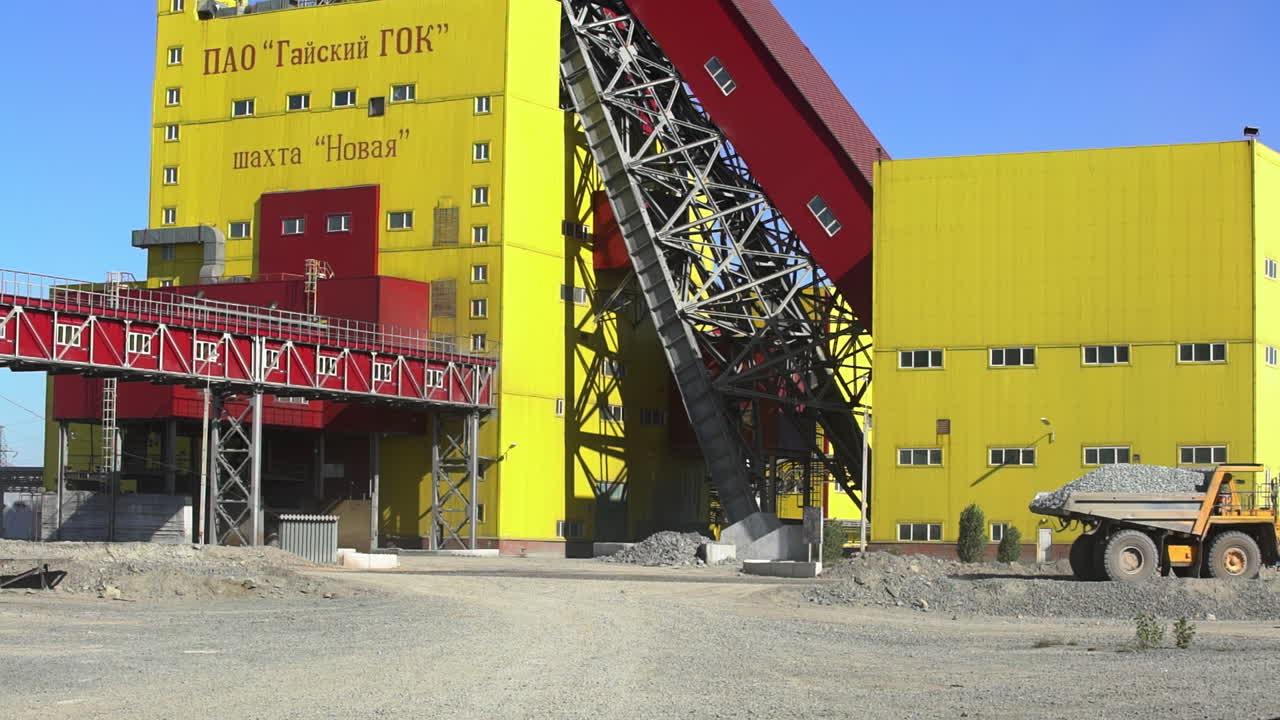 instalación minera con operaciones de carga