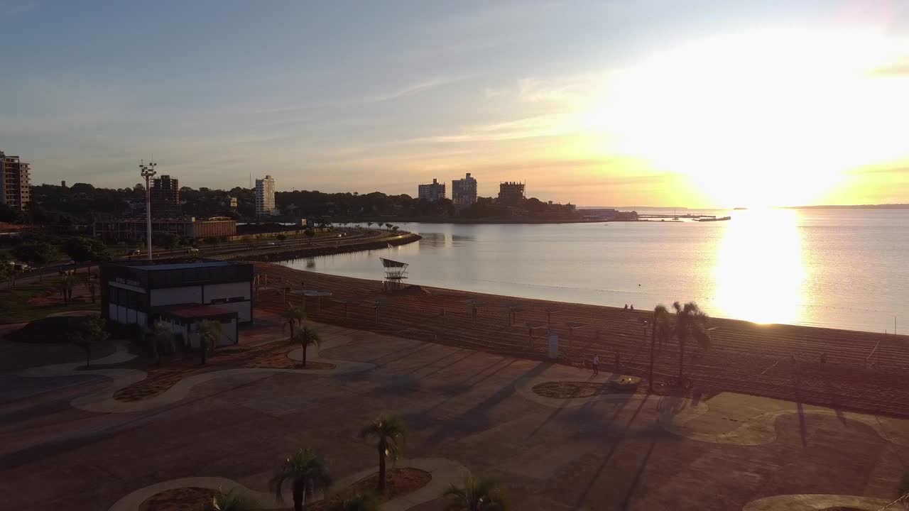 imagen aérea saliendo de la playa durante la puesta de sol sobre las posadas brete, argentina