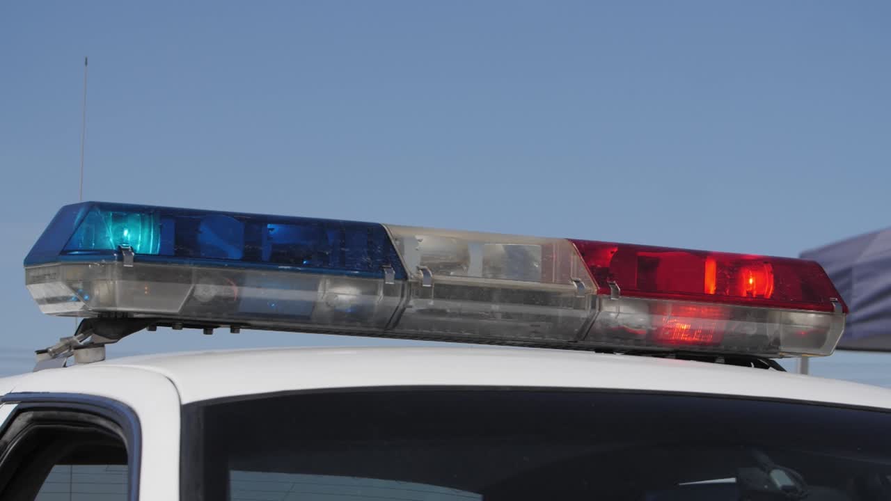 luces de policía encendidas en cámara lenta