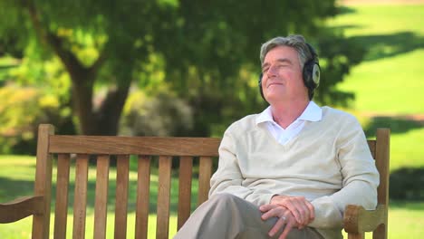 Hombre-Maduro-Escuchando-Música-Con-Sus-Auriculares