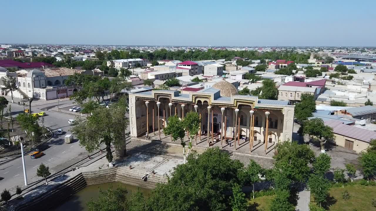 슈코바 급수탑에서 본 볼로카우즈 모스크