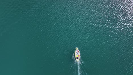 在東冰島的 faskrudsfjordur fjord 中的小型漁船