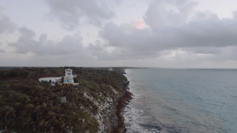 toma aérea con drones de la costa en