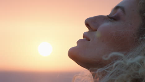 retrato en primer plano de una mujer hermosa disfrutando de la tranquilidad de la playa al atardecer contemplando el viaje explorando la espiritualidad sintiendo la libertad con el viento soplando el cabello