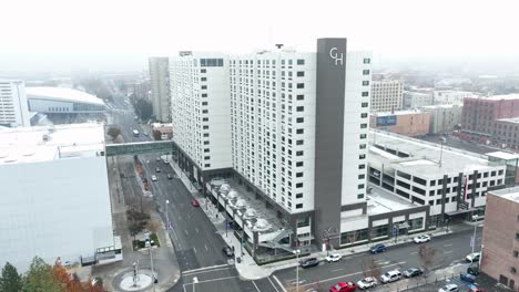 Umlaufende-Drohnenaufnahme-Des-Davenport-Grand-Hotels-In-Spokane,-Washington