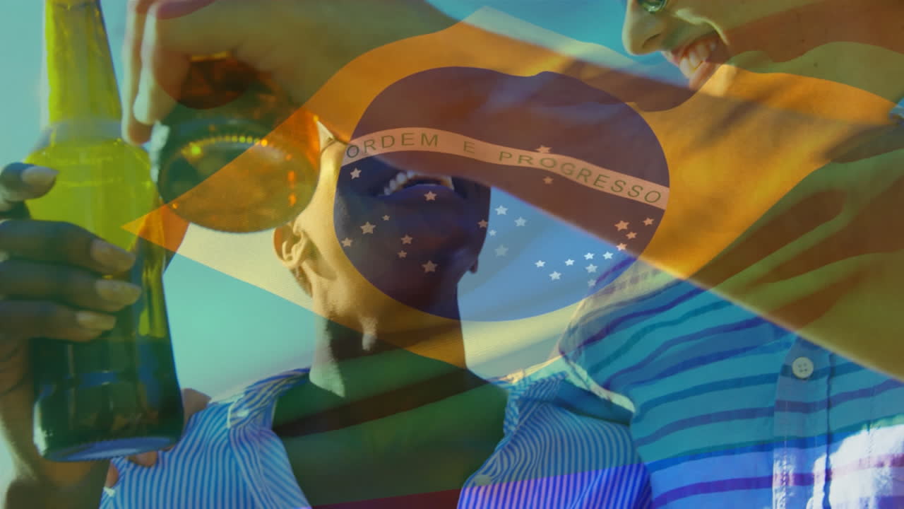 다양한 친구들이 야외에서 맥주를 는 것에 대해 브라질 발을 흔드는 복합 비디오