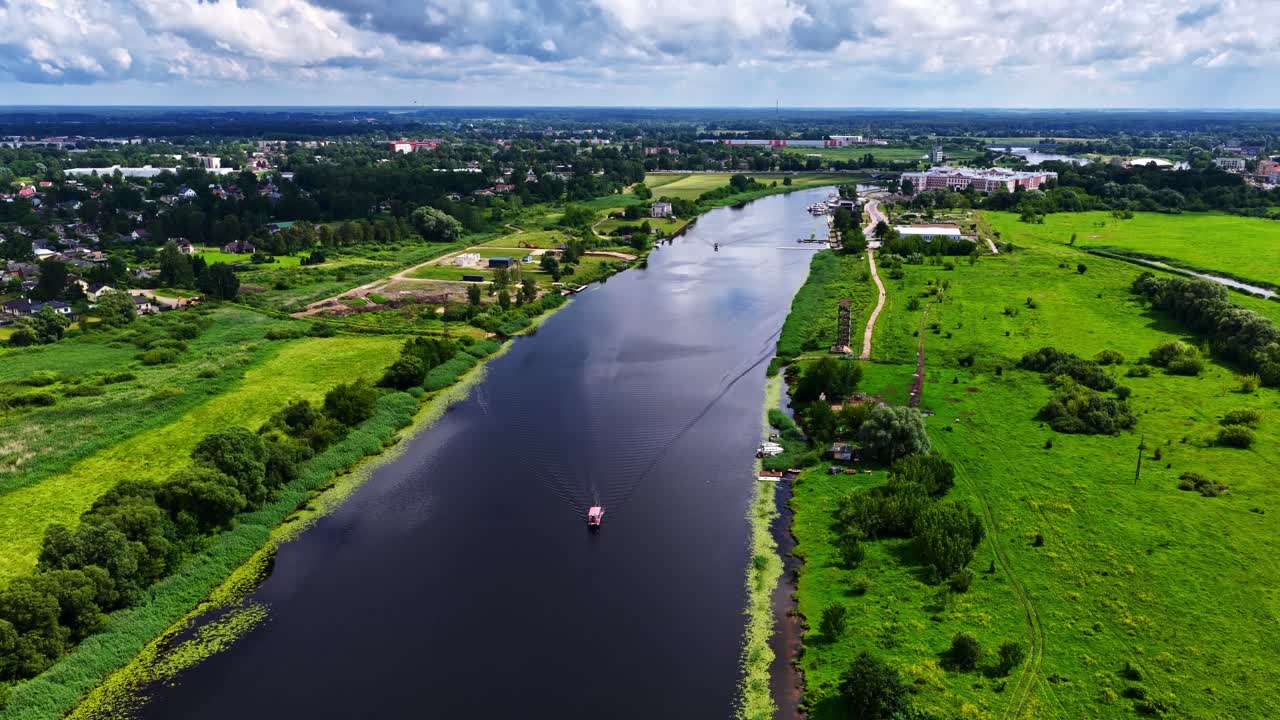Inquadratura con drone del fiume Lielupe e del paesaggio circostante con tempo coperto.