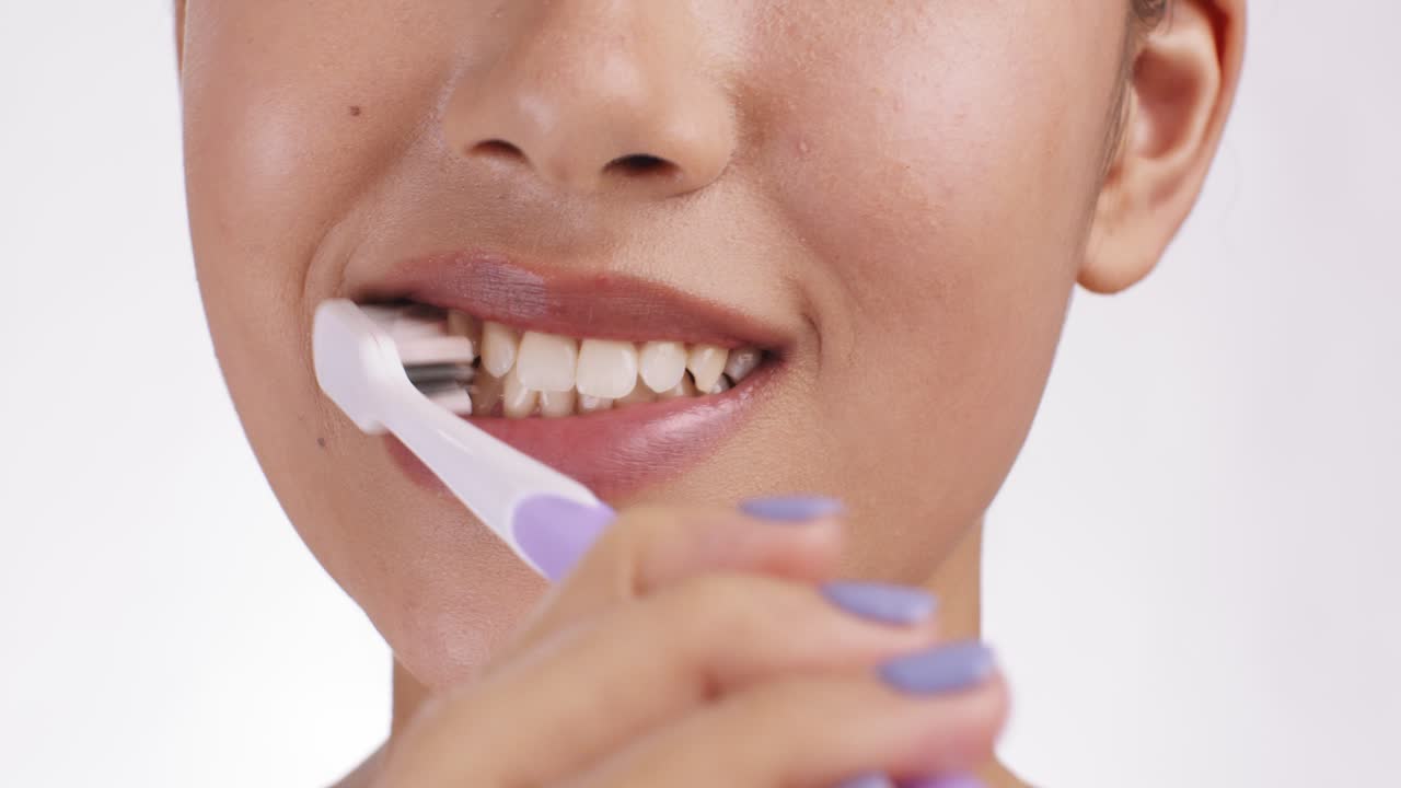 mujer cepillándose los dientes