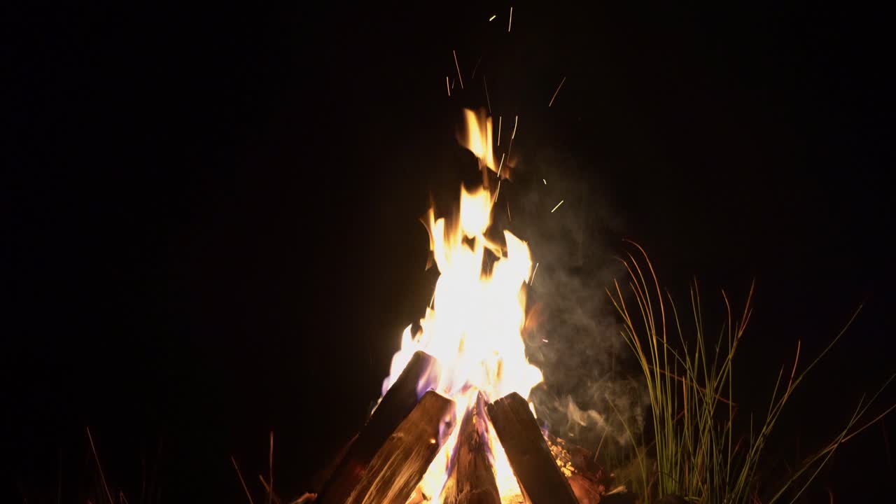 불타는 불꽃의 따뜻한 느낌이 올라갑니다.