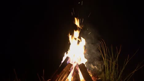 la cálida sensación de una fogata ardiente se inclina hacia arriba.