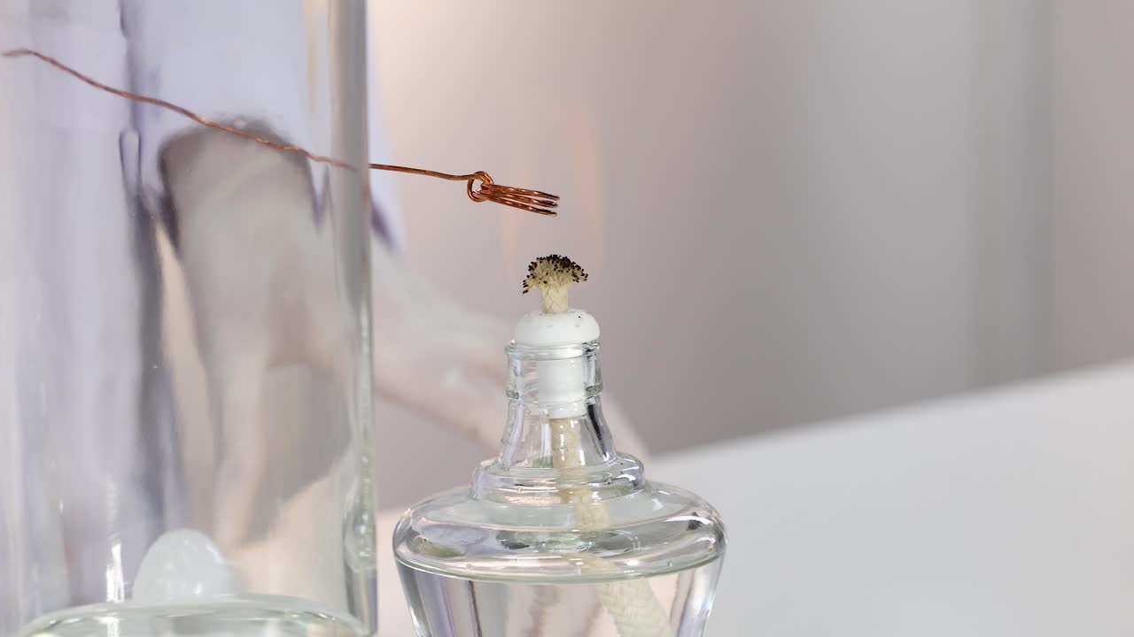 아세톤 산화 반응에서 구리 와이어를 태우는 것