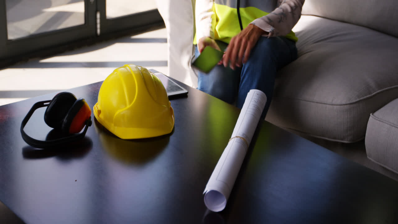 ingeniera mujer usando teléfono móvil 4k