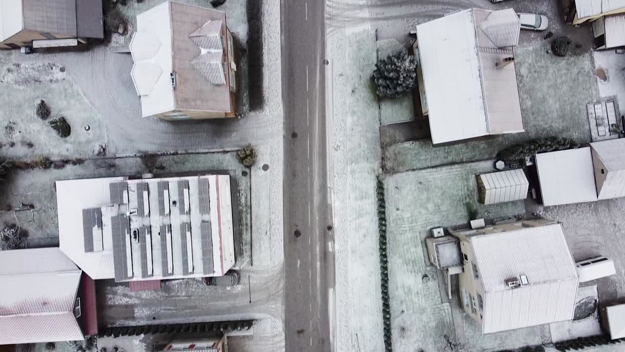 vista aérea de una calle de una ciudad europea cubierta de nieve