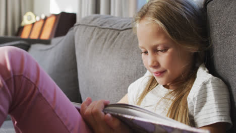 Niña-Caucásica-Leyendo-Un-Libro