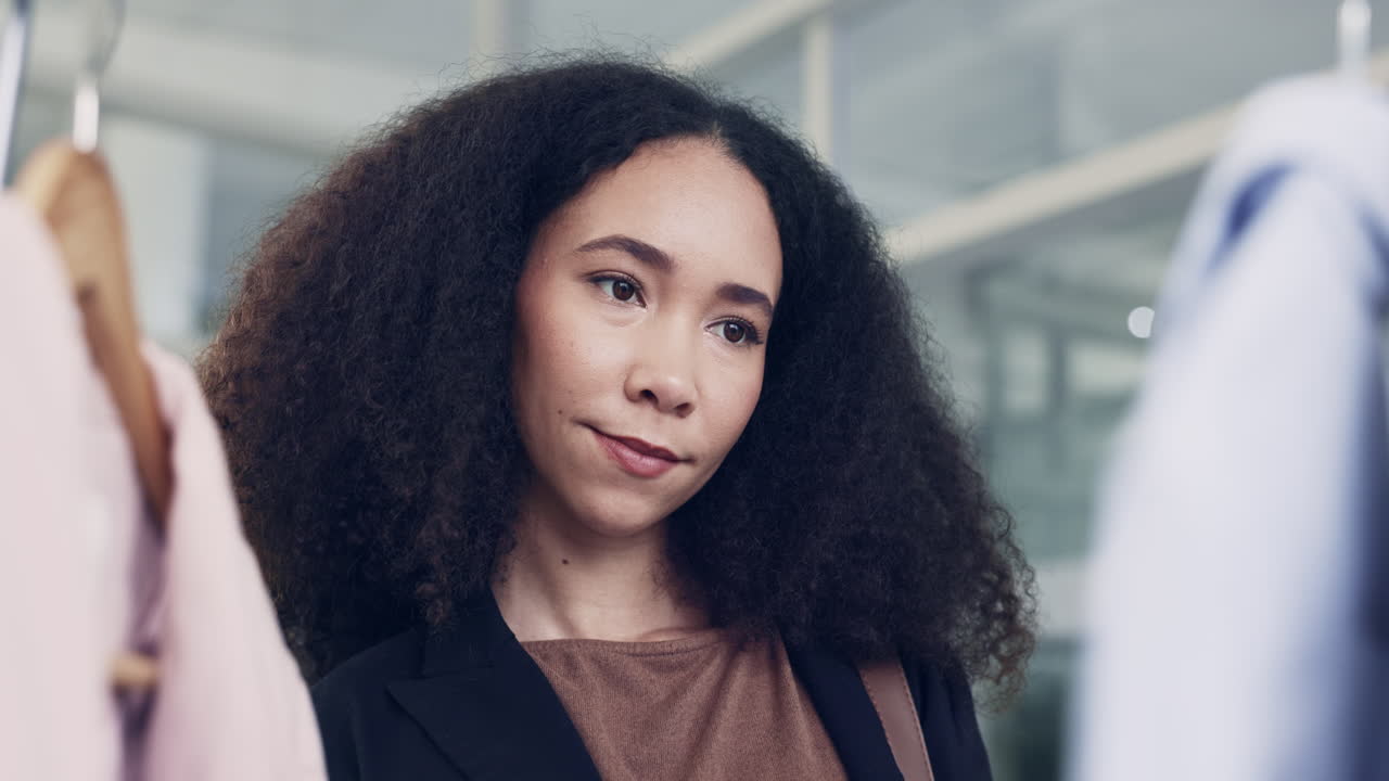 moda, compras y boutique con mujer en la tienda