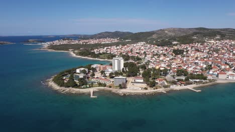 Vista-Aérea-De-La-Ciudad-De-Vodice-En-El-Mar-Adriático,-Costa-Dálmata,-Croacia