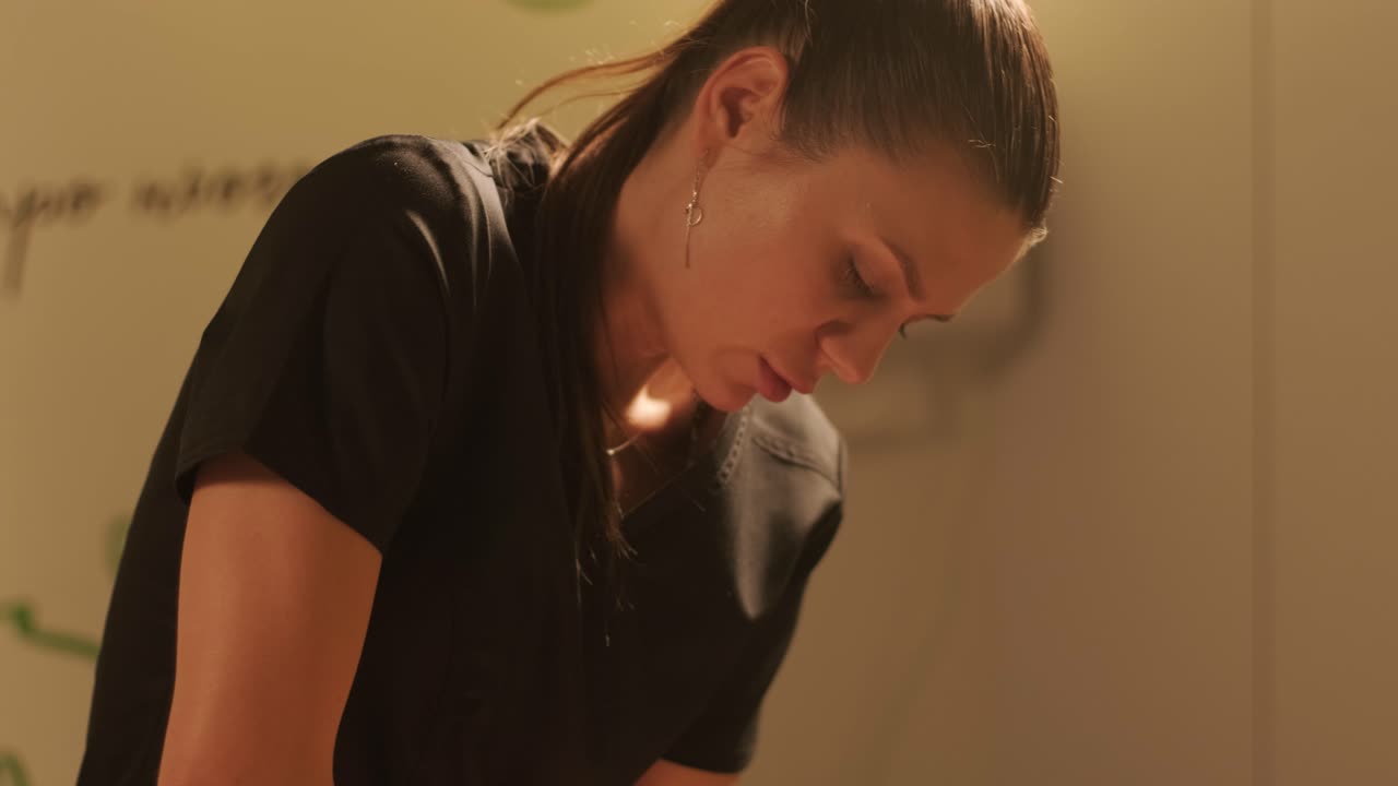 전문 마사지 테라피스트는 휴식 마사지를 수행합니다.