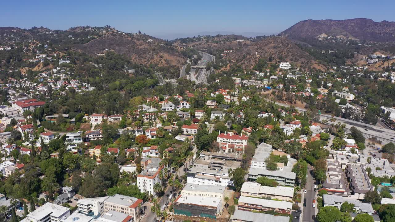 캘리포니아주 할리우드 힐스의 카후엔가 패스를 통과하는 101번 고속도로의 높은 패닝 항공 샷