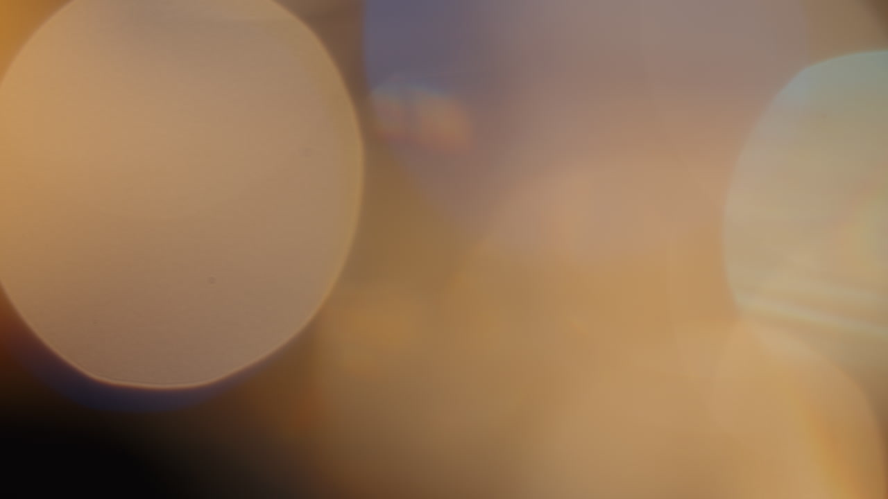 다양한 색상의 빛이 검정색 배경에 4k 푸티지 누출, 비디오 스타일 지정, 전환, 보케 효과