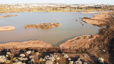 Portugals-Küstenlandschaft-Weist-Einen-Wanderweg-Und-Eine-Einsame-Straße-Auf,-Die-Sich-Durch-Ein-ödes-Gelände-Nahe-Der-Wasseroberfläche-Schlängelt