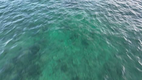 Schwenkende-Drohnenaufnahme-Auf-Der-Insel-Mokolua-Mit-Klarem,-Brillantem-Wasser-Und-Riff-Und-Wunderschönen-Wolken-In-Der-Ferne-Bei-Sonnenaufgang-Auf-Oahu,-Hawaii,-Lanikai