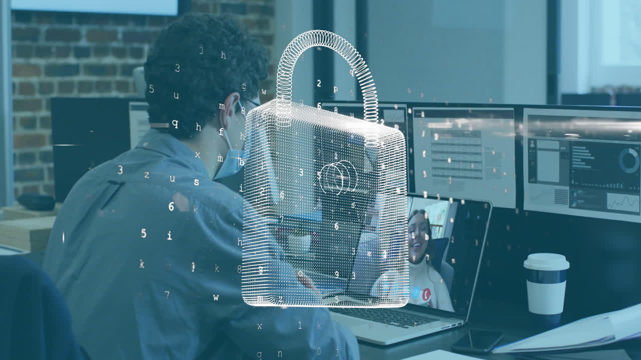 animación de un candado de seguridad en línea sobre un hombre con máscara facial usando una computadora portátil en una videollamada