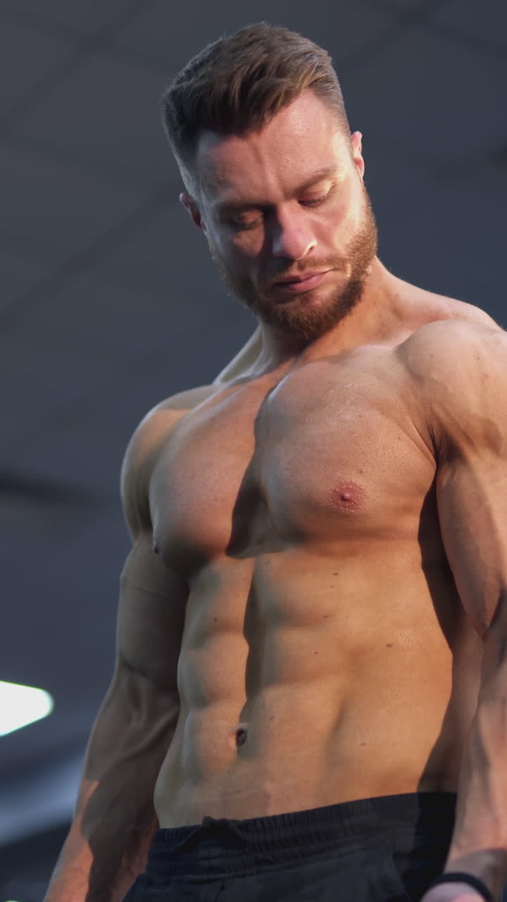 hombre musculoso en el gimnasio