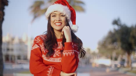 hermosa chica con el sombrero de santa claus sonriendo