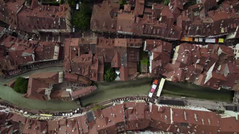 famoso canal fluvial en annecy, francia - vista aérea de arriba hacia abajo del dron