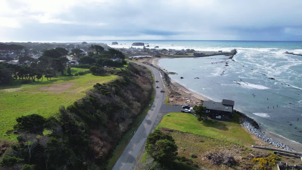 오레곤주 밴든의 집, 갈매기, 바다를 보여주는 아름다운 4k 공중 드론 샷