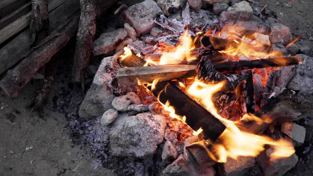 tiros de hoguera ardiendo lentamente