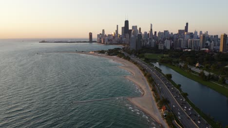 Hermosa-Vista-Aérea-De-La-Orilla-Norte-Del-Lago-De-Chicago-Durante-La-Hora-Dorada