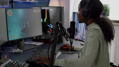 Mujer-Africana,-Streamer,-Cyber,-Ponerse,-Auriculares