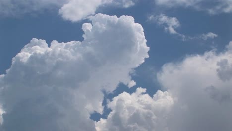 un lapso de tiempo de nubes tormentosas expandiéndose en un cielo azul