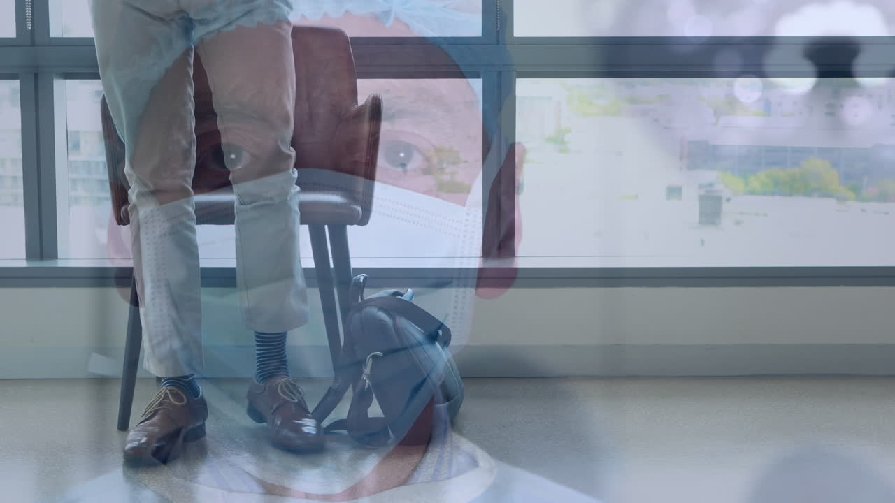 수술실에서 백인 수술사에게 스마트폰을 사용하는 남자의 비디오