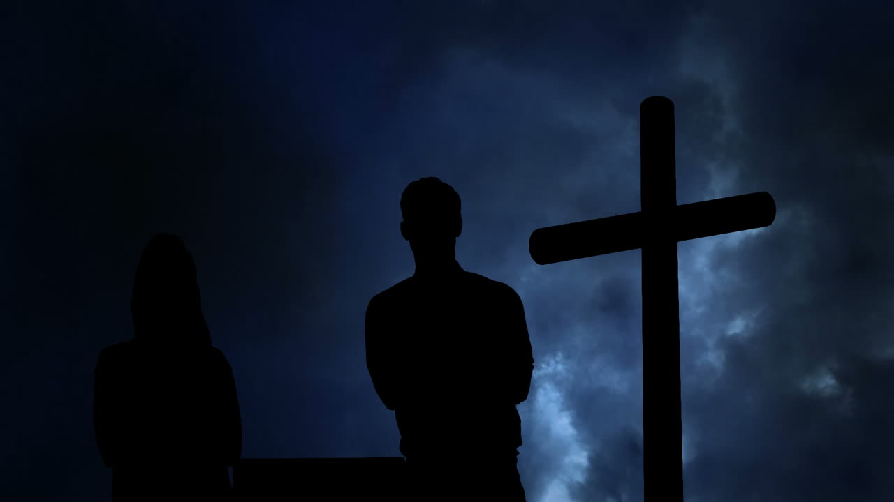 구름 과 십자가 위 에 있는 부부 의 실루 ⁇  의 애니메이션