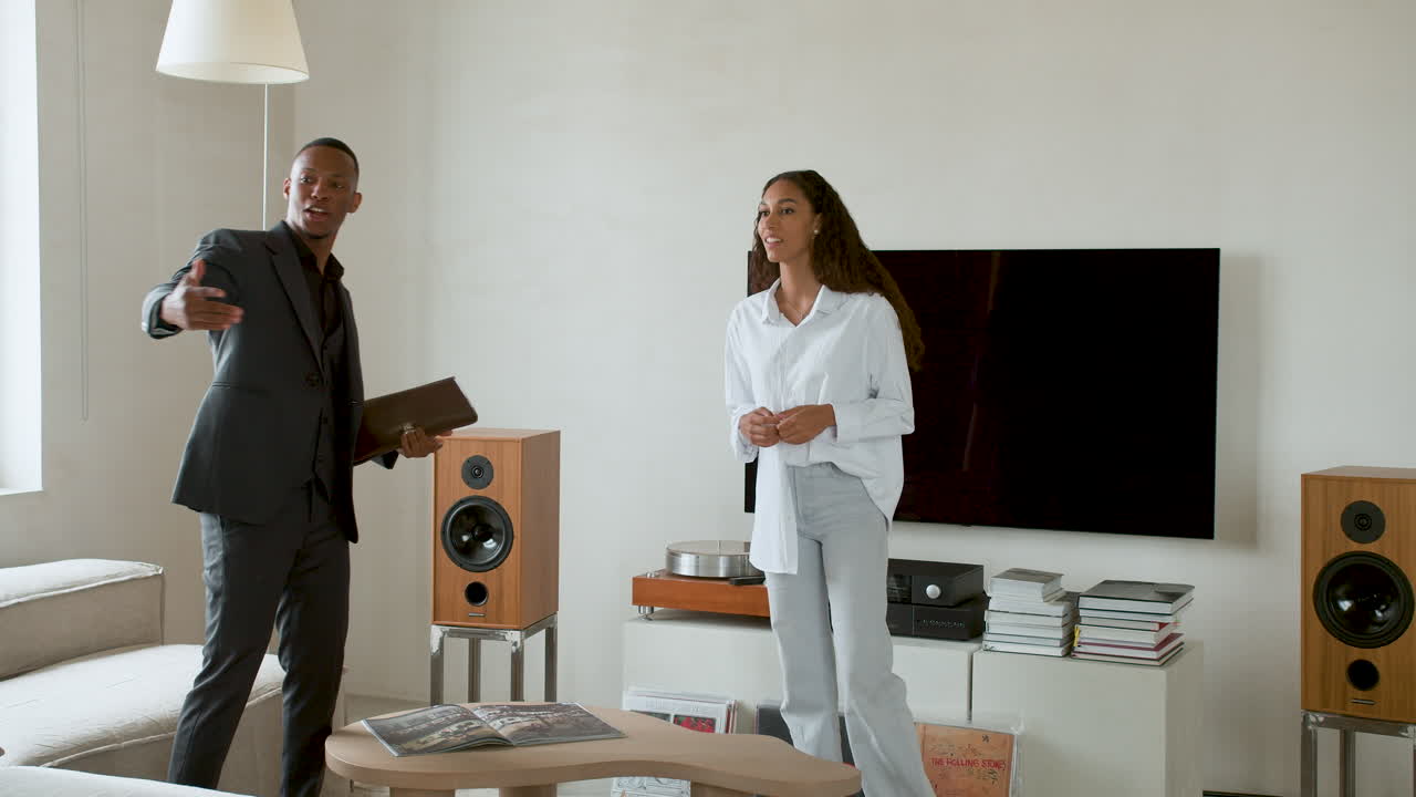 agente de bienes raíces mostrando una casa