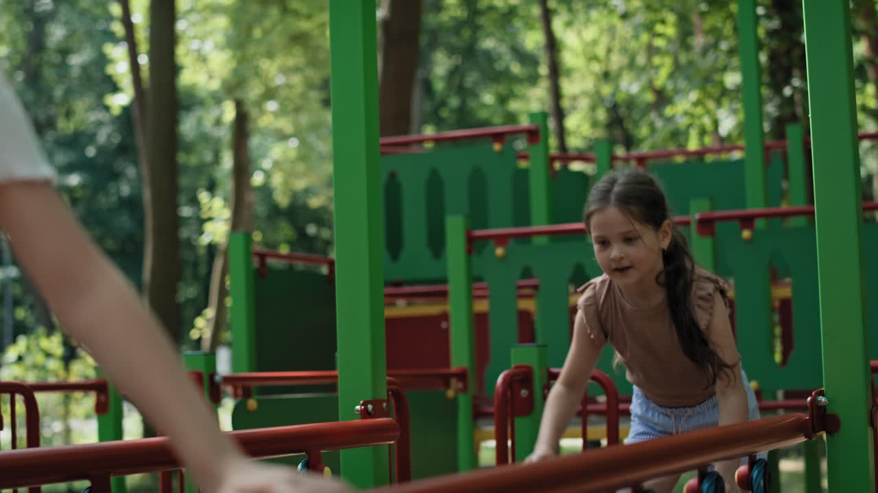 grupo de niñas jugando en el patio de recreo en el día de verano.