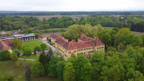 Vista-Aérea-Del-Castillo-De-Laubegg,-Leibnitz,-Austria-Muestra-La-Vista-De-La-Arquitectura-Y-Los-árboles-Circundantes.