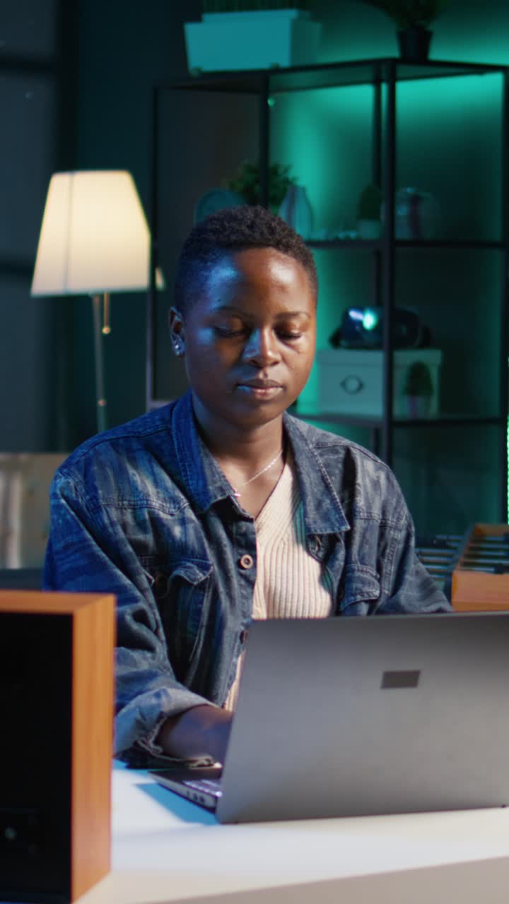 Video verticale: Freelancer allegro davanti a un dispositivo digitale