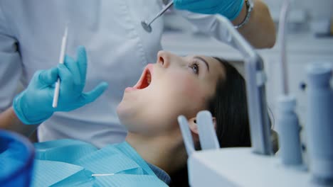 el dentista examina los dientes del paciente