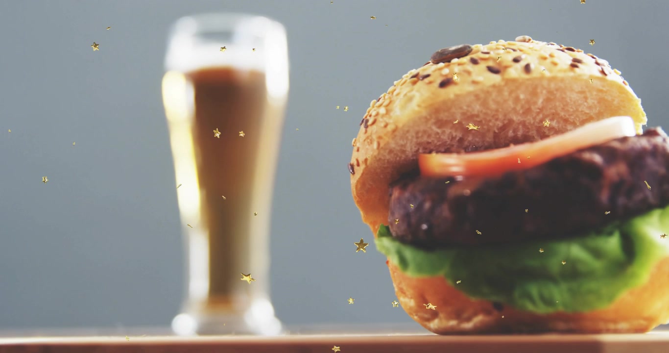 右からハンバーガーがスライドインして拡大し、ビールグラスがぼやけることで、メニューアイテムが際立つ