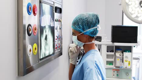 Chirurgin-Liest-Röntgenbild