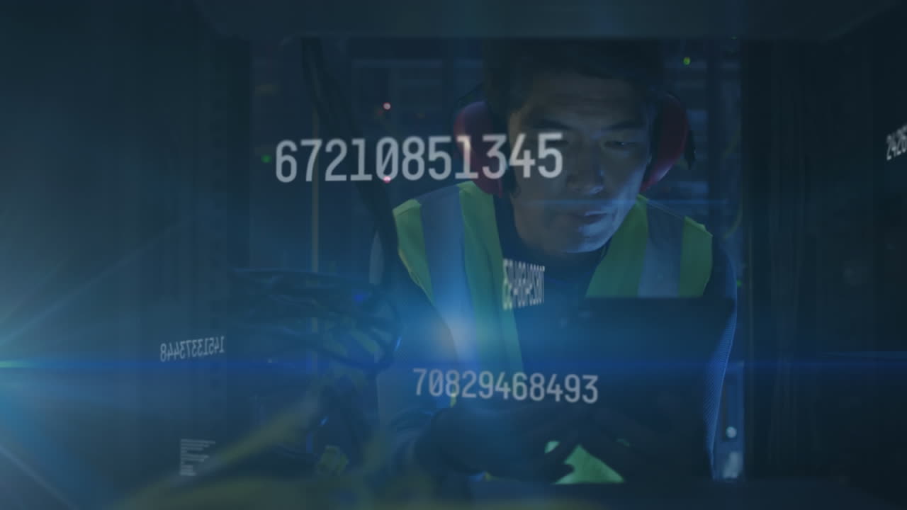 animación del procesamiento de datos sobre hombre asiático por servidores informáticos