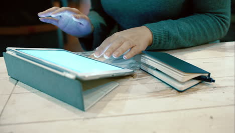 mujer trabajando con bloc de notas y tomando notas en el cuaderno