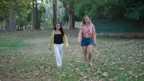 dos mujeres caminando en un parque