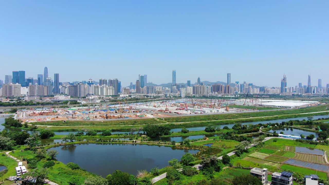 sitio de construcción masiva con grúas y desarrollo en hong kong