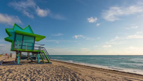 Torre-De-Salvavidas-Durante-El-Amanecer-En-South-Beach-En-Miami,-Florida,-EE.UU.